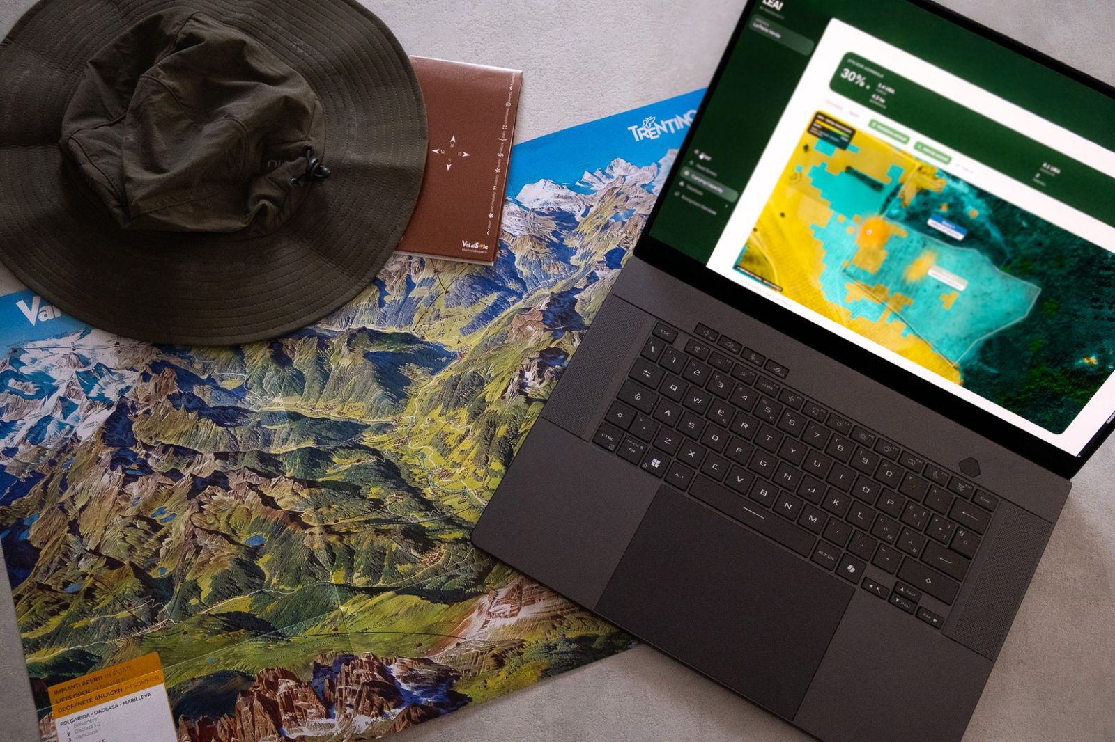 LEAF LiveTrack aperto su un portatile accanto a una mappa della Val di Sole